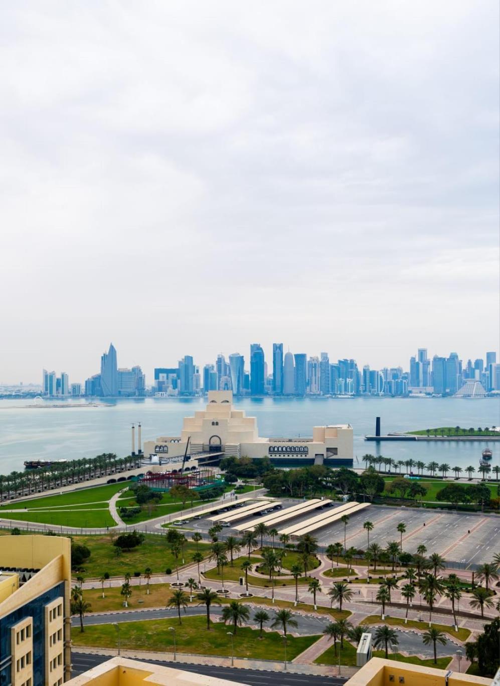 Saraya Corniche Hotel Doha Exterior foto Manama skyline